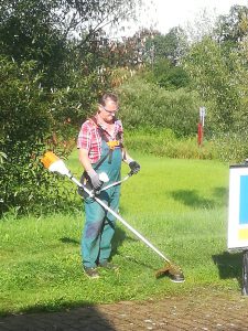 Peter beim Mähen mit der Elektrosense